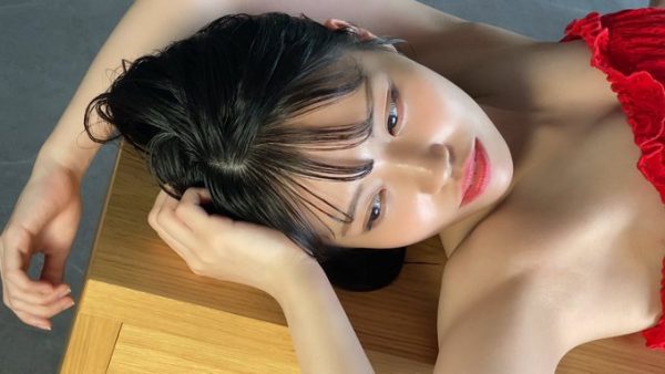 STU48・岩田陽菜、オトナな赤ワンピースで寝そべり美脚チラリ！写真集発売記念イベントも開催決定