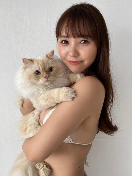 NMB48・本郷柚巴、猫と戯れる水着オフショットで癒しをお届け！