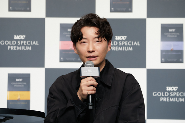 星野源「実は朝が好きなんです」、会見でコーヒー事情を明かす