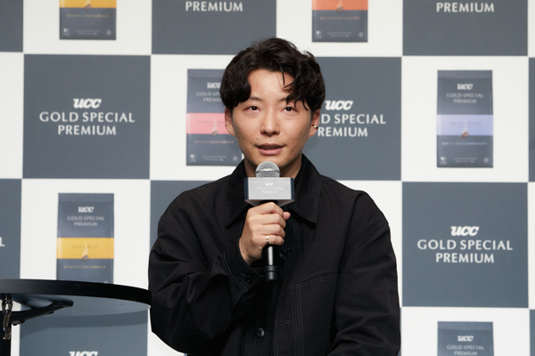 星野源「実は朝が好きなんです」、会見でコーヒー事情を明かす