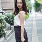 板野友美、肩出しノースリーブのコーデで美しいポートレートを届ける