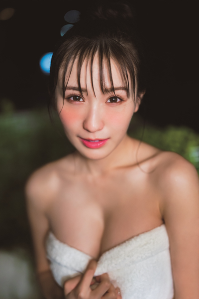 伊藤愛真、やわらかボディ際立つサロペット・シャワーシーンにどぎまぎ！写真集より先行カット第3弾公開