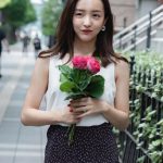 板野友美、肩出しノースリーブのコーデで美しいポートレートを届ける
