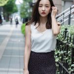 板野友美、肩出しノースリーブのコーデで美しいポートレートを届ける