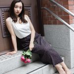 板野友美、肩出しノースリーブのコーデで美しいポートレートを届ける