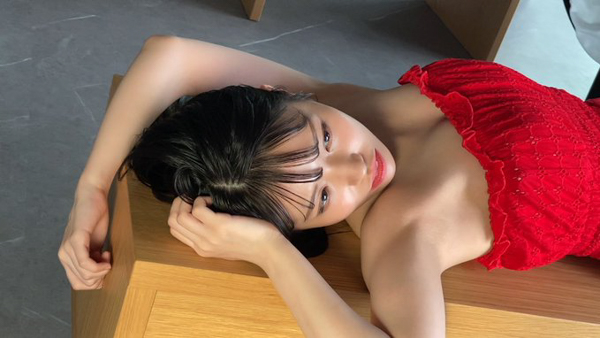 STU48・岩田陽菜、オトナな赤ドレスで寝そべり美脚チラリ