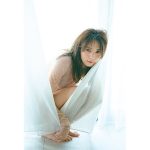 櫻坂46・小林由依、ブラウスから下着が透けたドキドキの書店別裏表紙カット公開