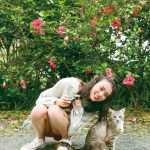 櫻坂46・小林由依、ブラウスから下着が透けたドキドキの書店別裏表紙カット公開