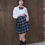 紅羽祐美、朝から刺激が強い制服M字で「目を覚ませ！！」