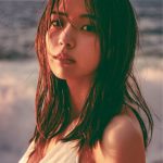櫻坂46・小林由依、ブラウスから下着が透けたドキドキの書店別裏表紙カット公開