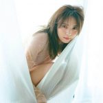 櫻坂46・小林由依、ブラウスから下着が透けたドキドキの書店別裏表紙カット公開