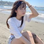 Peel the Apple・黒嵜菜々子、ビーチで魅せる美脚とお茶目な「プク顔」が可愛すぎる！
