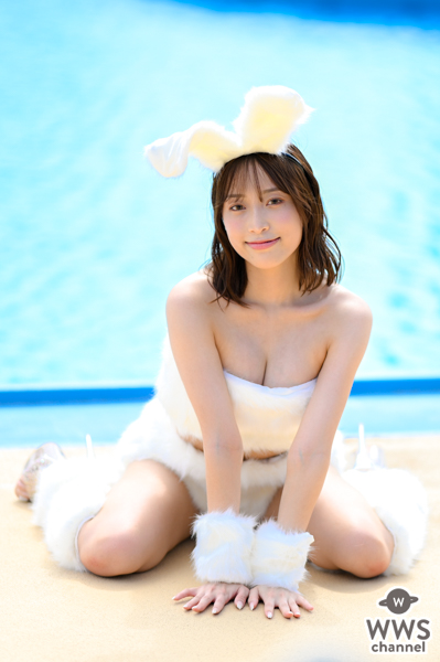 【写真特集】神谷えりさ、プールサイドで白ウサギ姿をお届け！＜近代麻雀水着祭2022＞