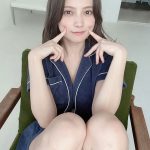 桃月なしこ、休憩中のニコニコオフショットで美脚披露