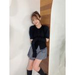 新谷姫加、ミニスカから生脚のぞかせ悩殺ウインク！
