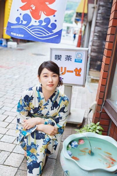 桜井日奈子、『レトロ旅』をテーマに伊東の街をぶらり。友達目線・彼氏目線でも楽しめるカレンダーブック発売