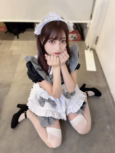 Ange☆Reve・佐々木璃花、ミニのメイドコスチュームで美脚披露！