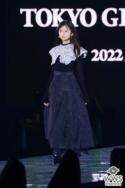 乃木坂46・齋藤飛鳥、「マイナビ TGC 2022 A/W」に黒のロングスカートをふわりとさせ颯爽と登場！＜第35回 マイナビ 東京ガールズコレクション 2022 AUTUMN/WINTER＞