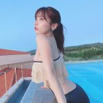 コスプレイヤー・紗愛、「意外と大胆」なワンショルダー水着からこぼれそうな美バスト披露