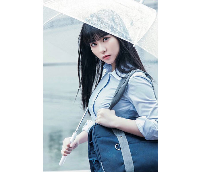 HKT48・田中美久「濡れますよ」、雨の日の制服ポートレートで届ける青春シチュエーション