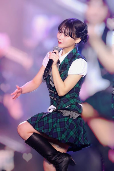 HKT48・田中美久「太もも弁当たべる？」、あざかわな公演中の太ももチラ見せショット公開