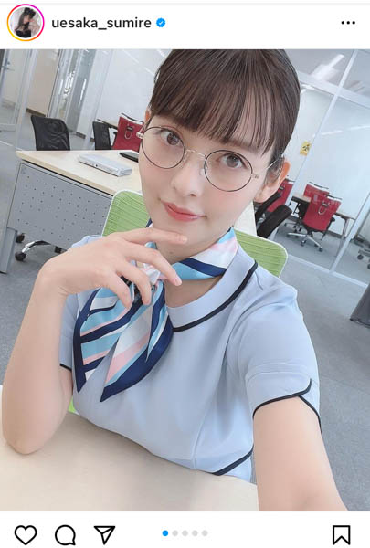 上坂すみれ、丸メガネ×OL衣装で美脚をお届け「ら積極的に出社します！」「今日も毛深すぎます」の声も