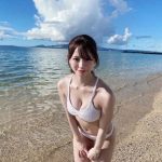 NMB48・和田海佑、青い海に映える透明美ボディを水着姿でお届け！