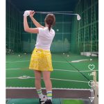 藤澤響花、抜群スタイル際立つミニスカウェアでスカートチラリなショット公開！