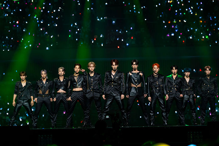 JO1がクールな黒衣装で『KCON 2022 JAPAN』ライブステージに登場！