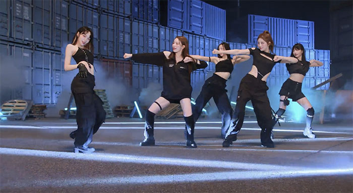 LE SSERAFIM、美ボディあらわな黒衣装でマッスルキャット・ダンスが話題に。 公式YouTubeチャンネルで「ANTIFRAGILE」スペシャル動画も公開！