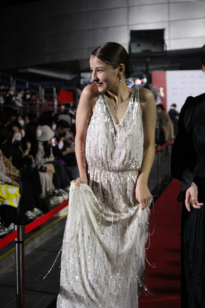 嵐莉菜、スパンコールのドレスをまとい第27回釜山国際映画祭で初のレッドカーペットに登場！ 映画『マイスモールランド』が正式招待作品に