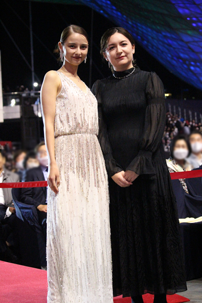 嵐莉菜、スパンコールのドレスをまとい第27回釜山国際映画祭で初のレッドカーペットに登場！ 映画『マイスモールランド』が正式招待作品に
