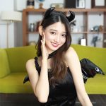 レースクイーン・黒木麗奈が美脚見せ超ミニ小悪魔コスプレを披露！