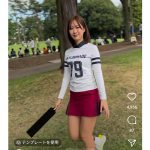 藤澤響花、キュートな笑顔とミニスカ姿でゴルフ観戦！