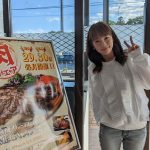 ドラマ『親愛なる僕へ殺意をこめて』川栄李奈、肉フェア横で笑顔＆ピースする第2話オフショットを公開