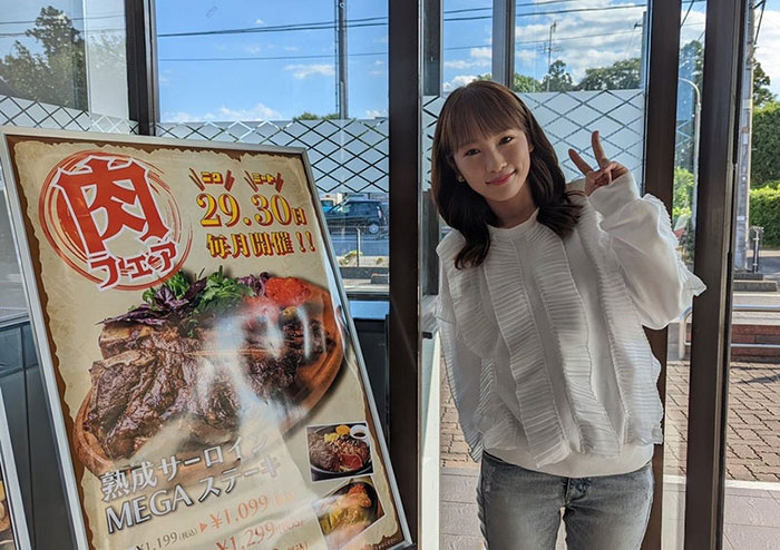 ドラマ『親愛なる僕へ殺意をこめて』川栄李奈、肉フェア横で笑顔＆ピースする第2話オフショットを公開