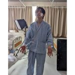 ドラマ『親愛なる僕へ殺意をこめて』山田涼介、入院着でドヤ顔＆キメポーズなオフショットを公開