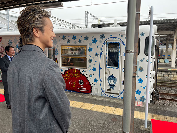 EXILE TAKAHIRO、自身がデザインした「Choo Choo 西九州 TRAIN」の出発式に登場