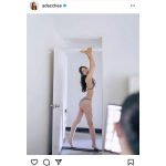 足立梨花、全力笑顔と美麗な桃尻ラインのギャップで瞬殺！
