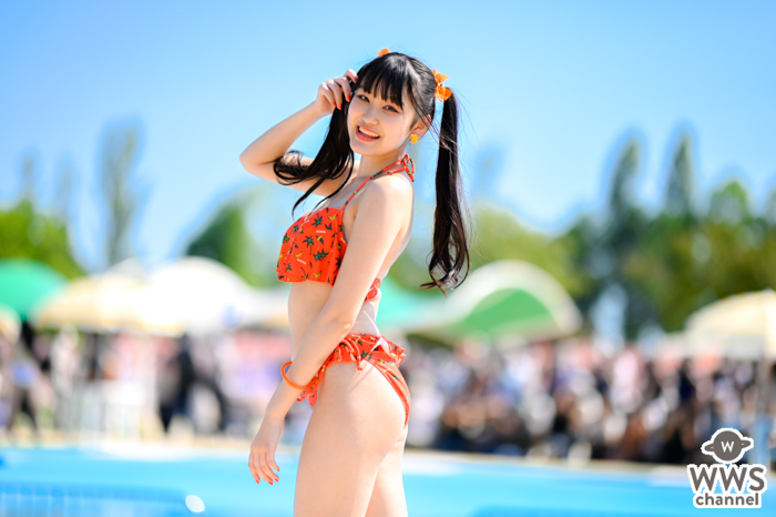 【写真特集】まリあ（Menkoiガールズ）、プールに映えるオレンジビキニでまぶしい笑顔を届ける！＜近代麻雀水着祭2022＞