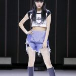 LE SSERAFIM（ル セラフィム）、デニム衣装を着てメディアショーケースに登場