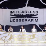 LE SSERAFIM（ル セラフィム）、デニム衣装を着てメディアショーケースに登場
