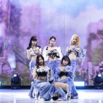 LE SSERAFIM（ル セラフィム）、デニム衣装を着てメディアショーケースに登場