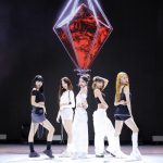 LE SSERAFIM（ル セラフィム）、デニム衣装を着てメディアショーケースに登場