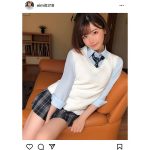 深田えいみ、制服コスでスカートから太ももチラ見せ