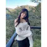 藤川らるむ、オフショルニットから美肩＆美肌チラ見せ