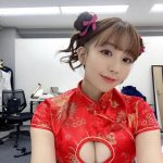 日野麻衣、美バストのホクロをセクシーにのぞかせたチャイナドレス姿を自撮りでお届け！