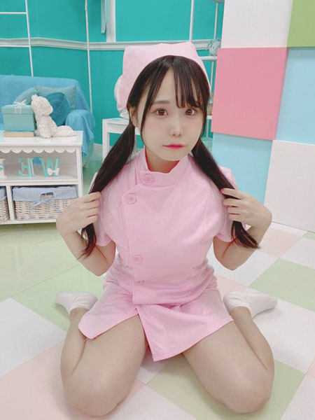 にゅ〜わ・本間のゆり、超ミニ丈ナース服脱いで美バスト見せつけ