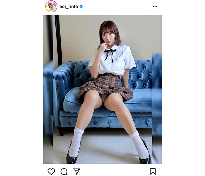 日向葵衣、制服スカートから縞パンツ見せつけの開脚ショットがセクシーすぎる！