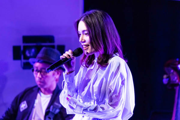 安田レイ、アットホームなアコースティックライブ開催